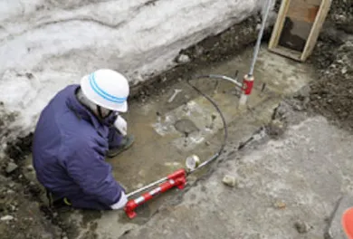 アンカーボルト引抜き試験の様子