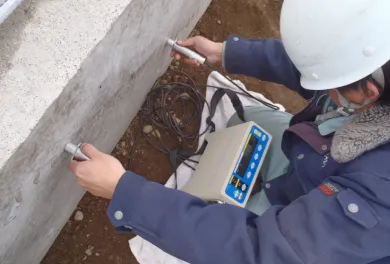 超音波による強度測定・クラック深さ測定の様子