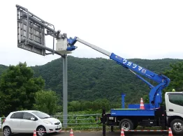 道路附属物点検の様子