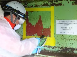 塗膜調査の様子